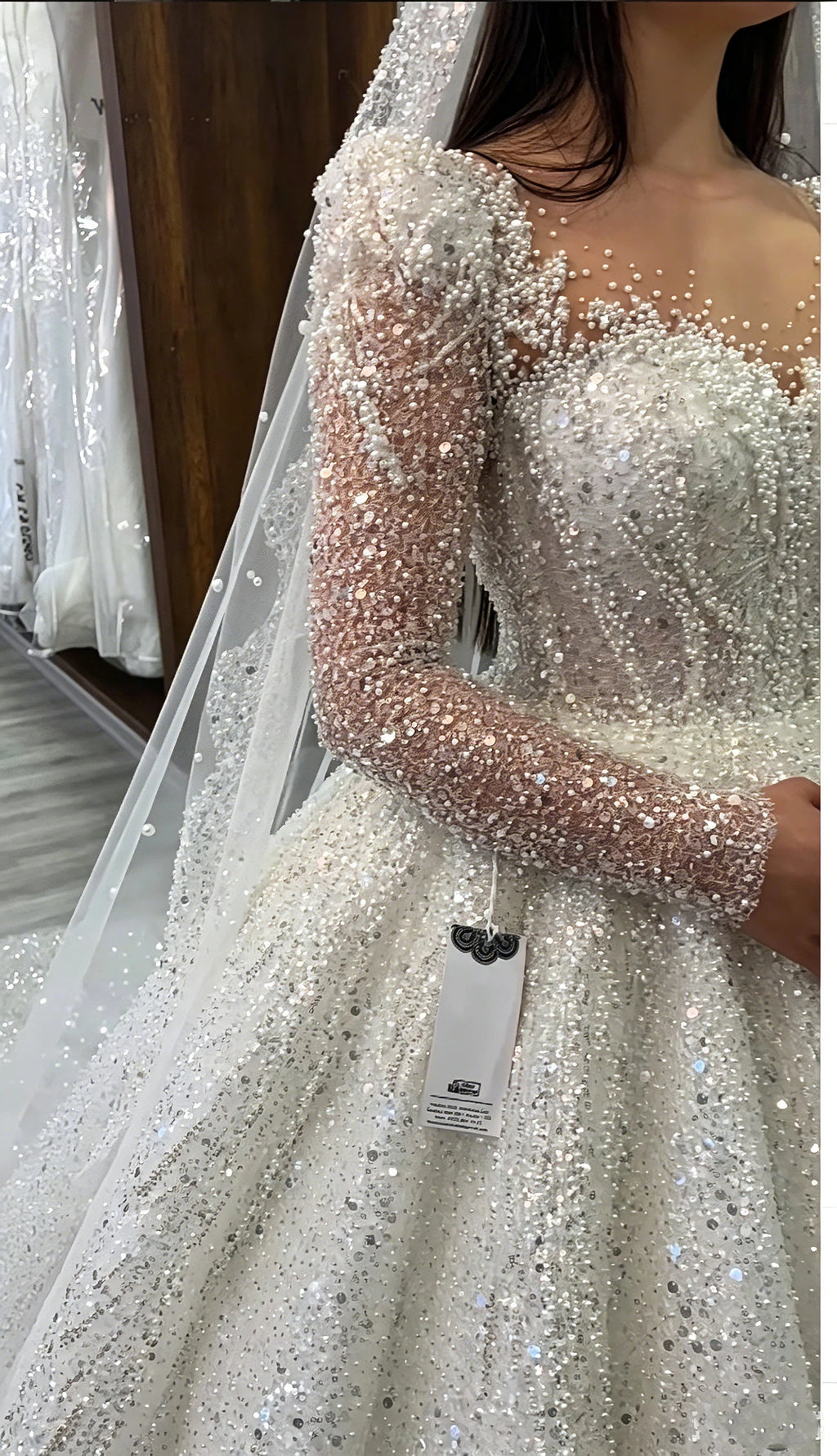 Robe de mariée dentelle perlée col V – CLEVI Paris