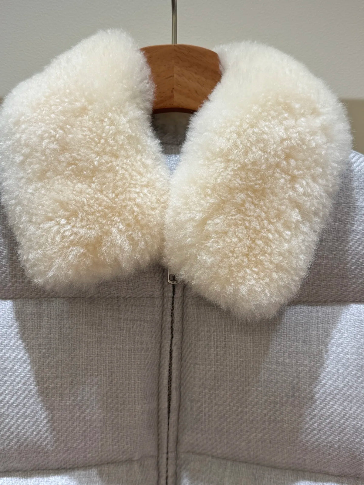 Doudoune courte femme grise à col bouclé – CLEVI Paris