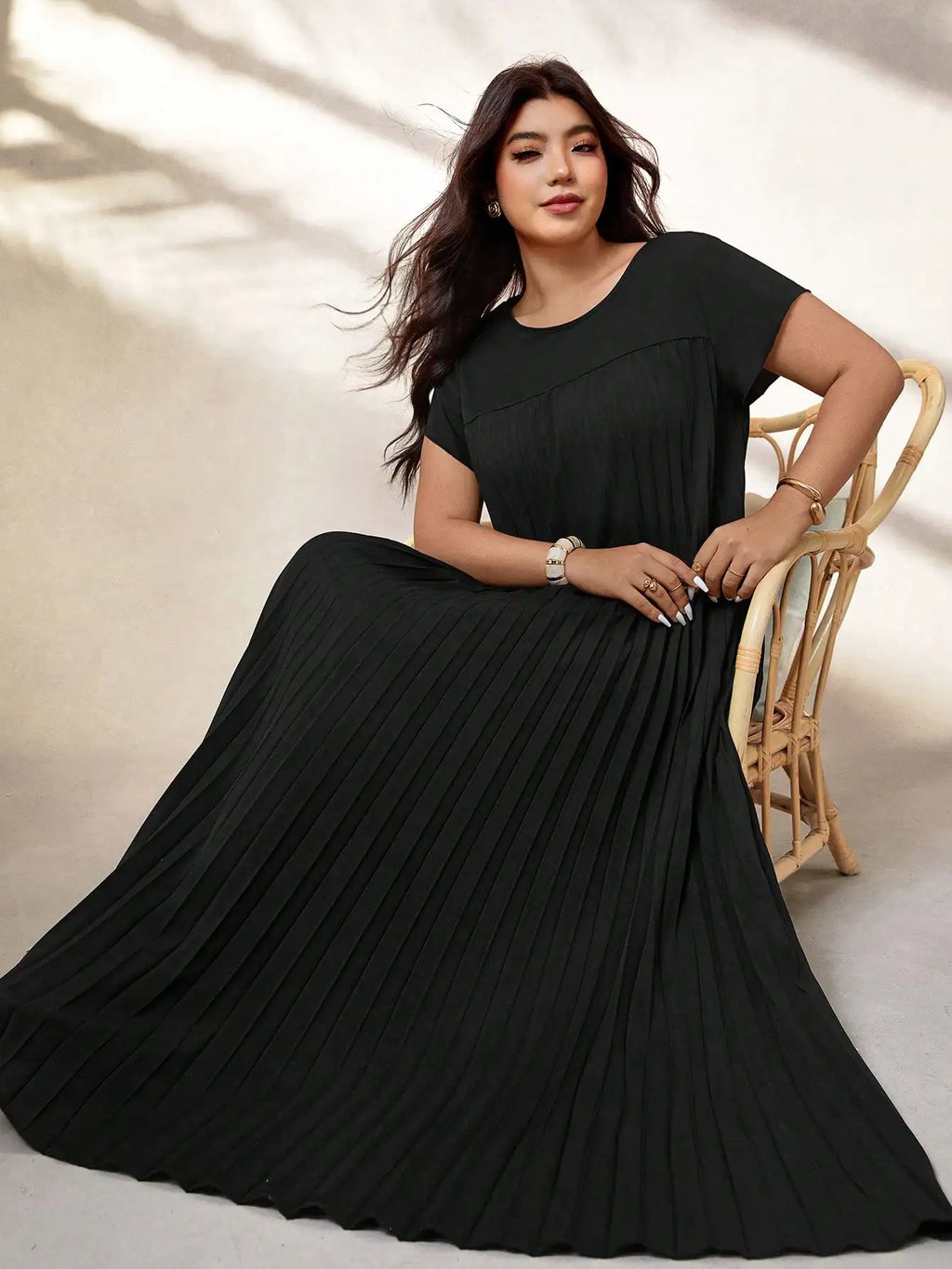 Robe Femme Grande Taille Noire Col Rond Plissée Loose Élégante – CLEVI Paris