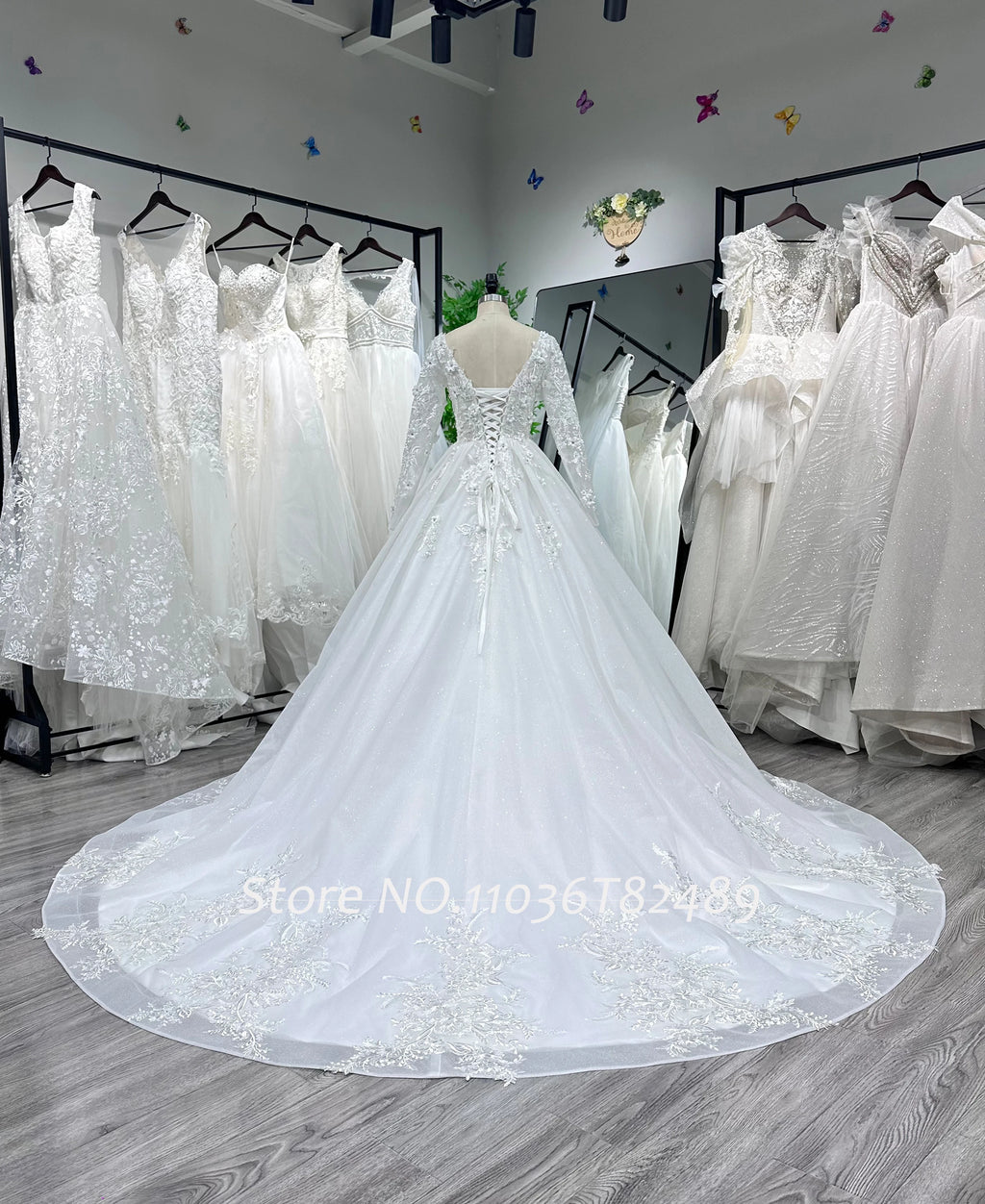 Robe de mariée scintillante, perles et fleurs 3D – CLEVI Paris