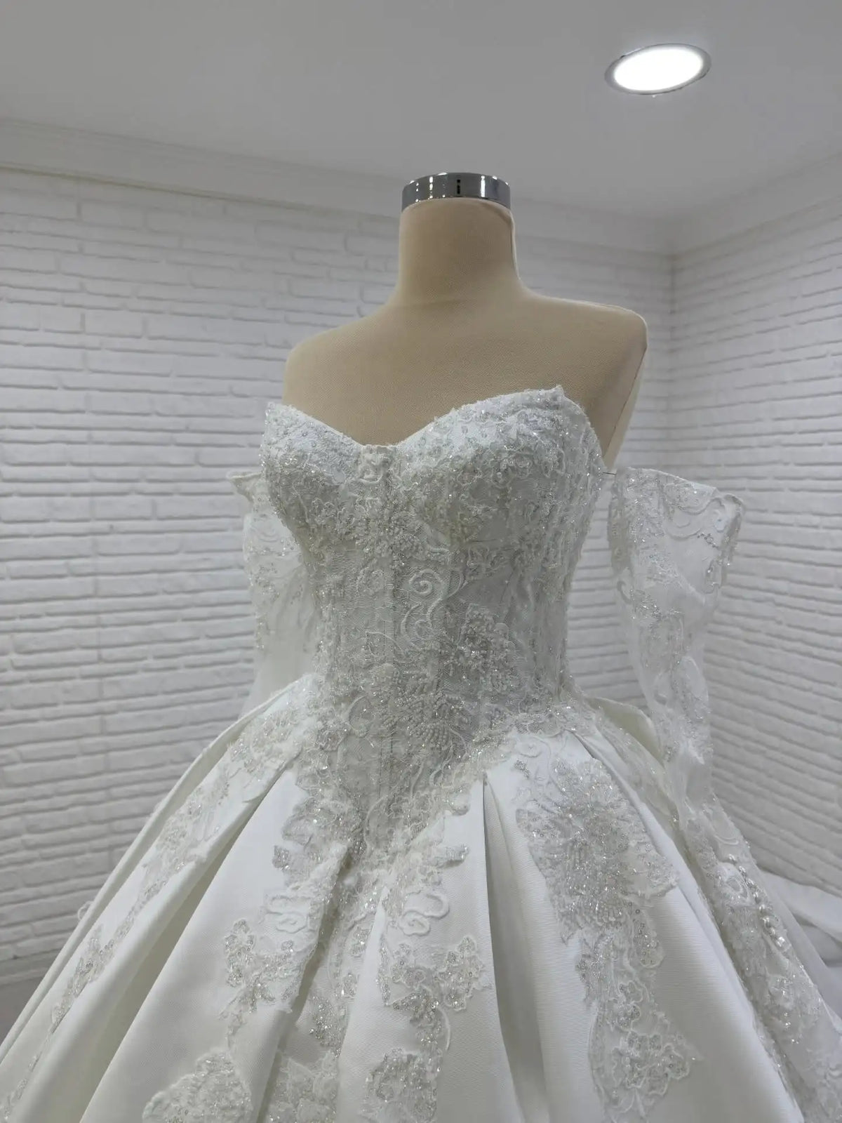 Robe de mariée princesse en dentelle – CLEVI Paris