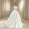 Robe de mariée en dentelle à col haut – CLEVI Paris