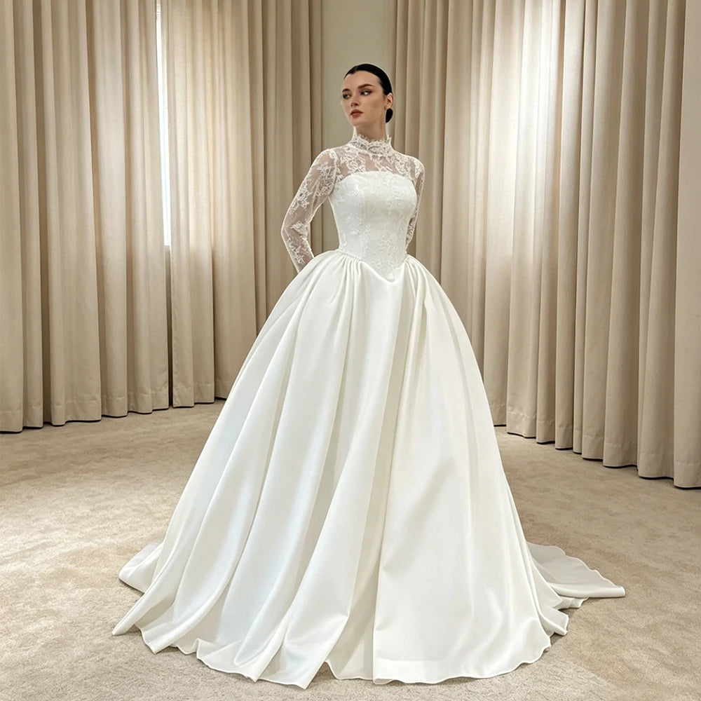 Robe de mariée en dentelle à col haut – CLEVI Paris