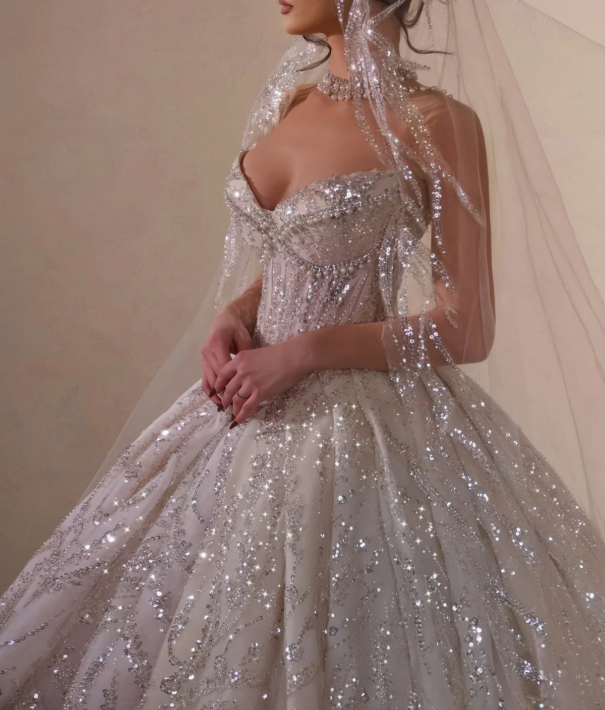 Robe de mariée ligne A en satin à perles – CLEVI Paris