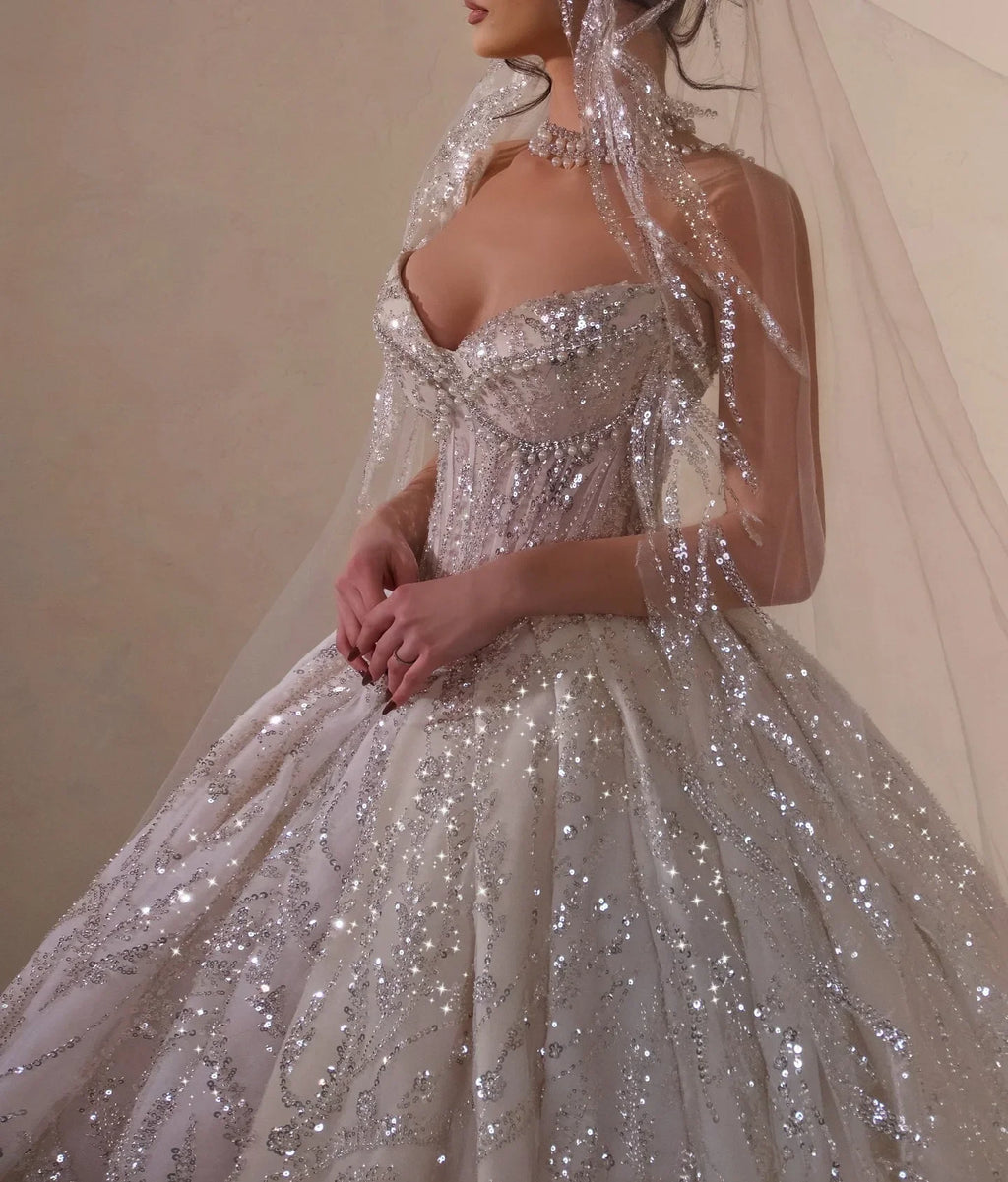Robe de mariée satinée ligne A à col V – CLEVI Paris
