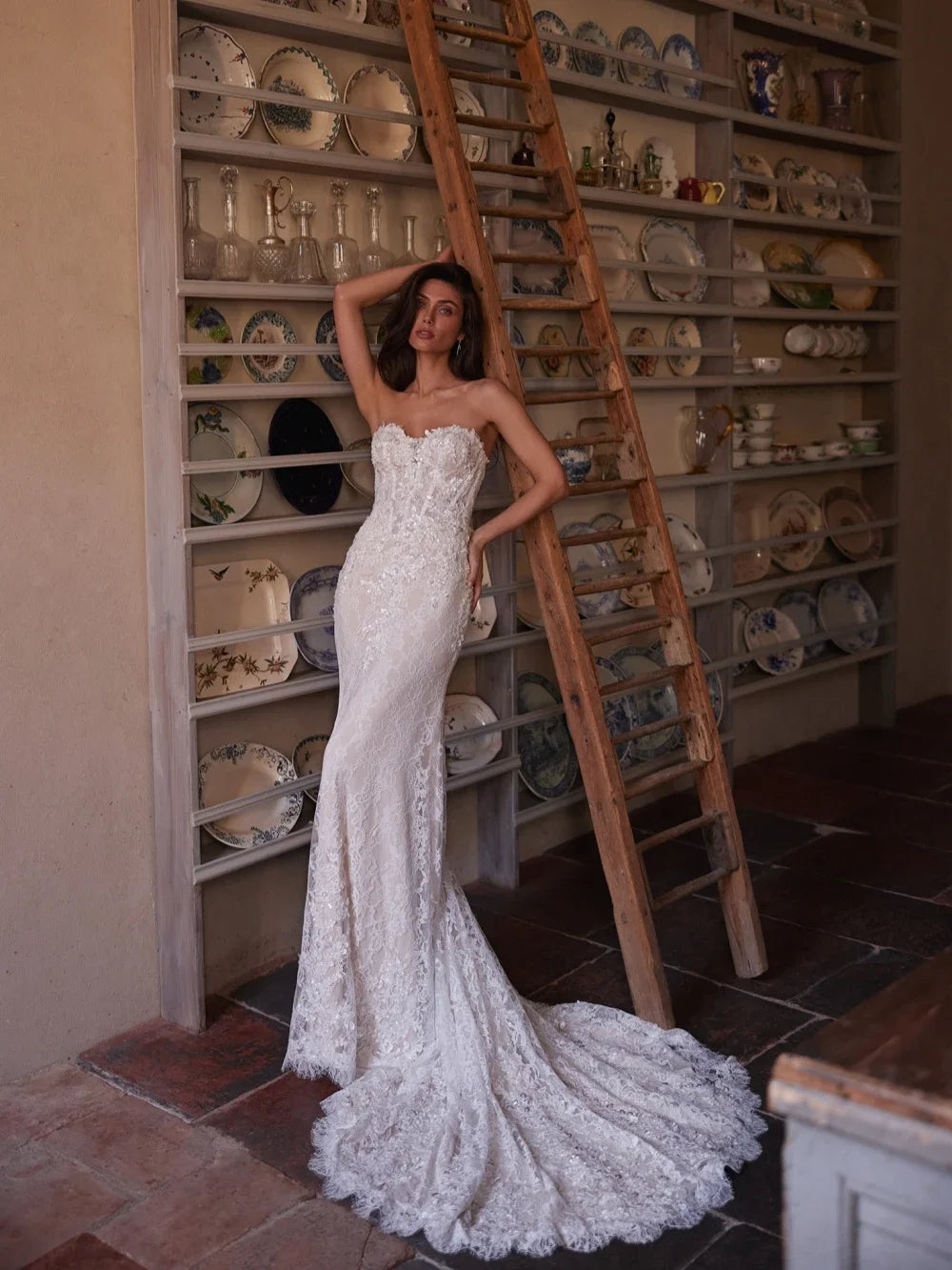 Robe de mariée sirène en dentelle à col haut – CLEVI Paris