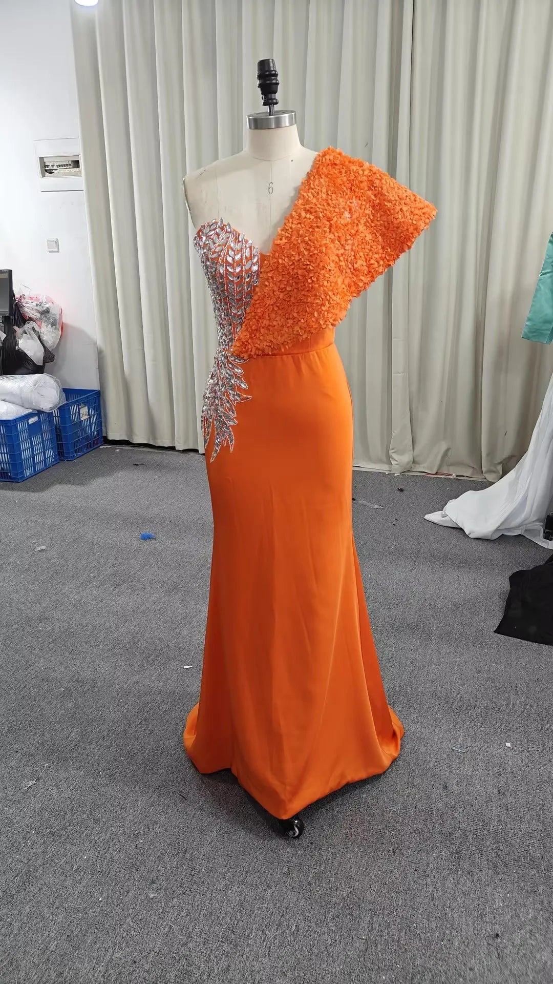 Robe de soirée longue épaules dénudées drapée – CLEVI Paris