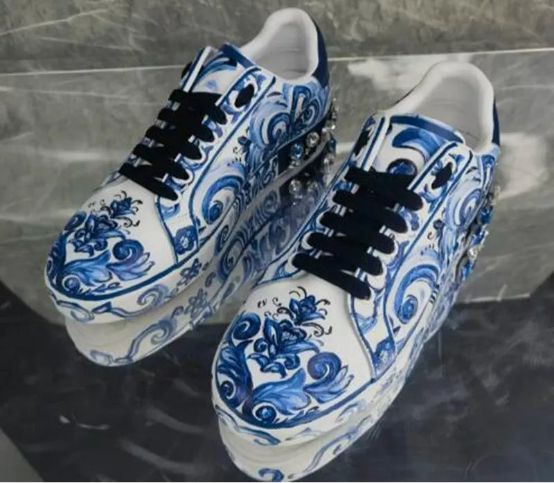 Sneakers Unisexe Cuir Véritable Motif Porcelaine Bleue Cristaux Lacets Casual Luxe EU 36-46 – CLEVI Paris