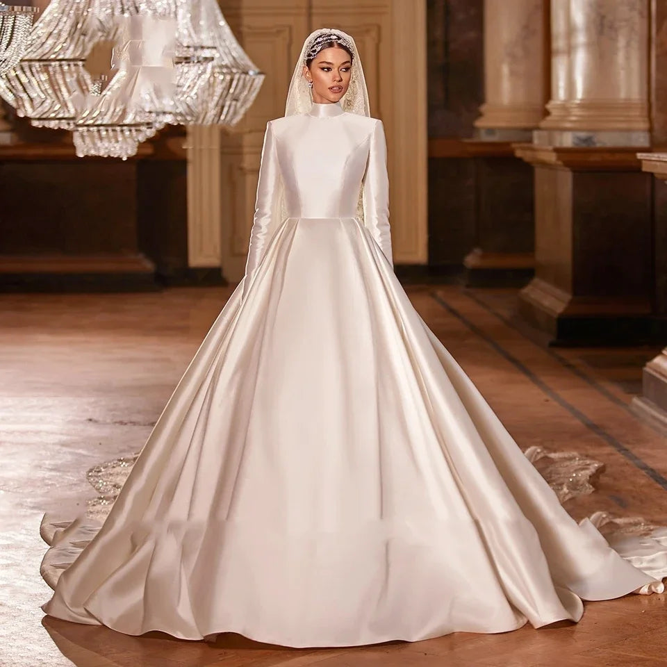 Robe de mariée satinée ligne A à col haut – CLEVI Paris