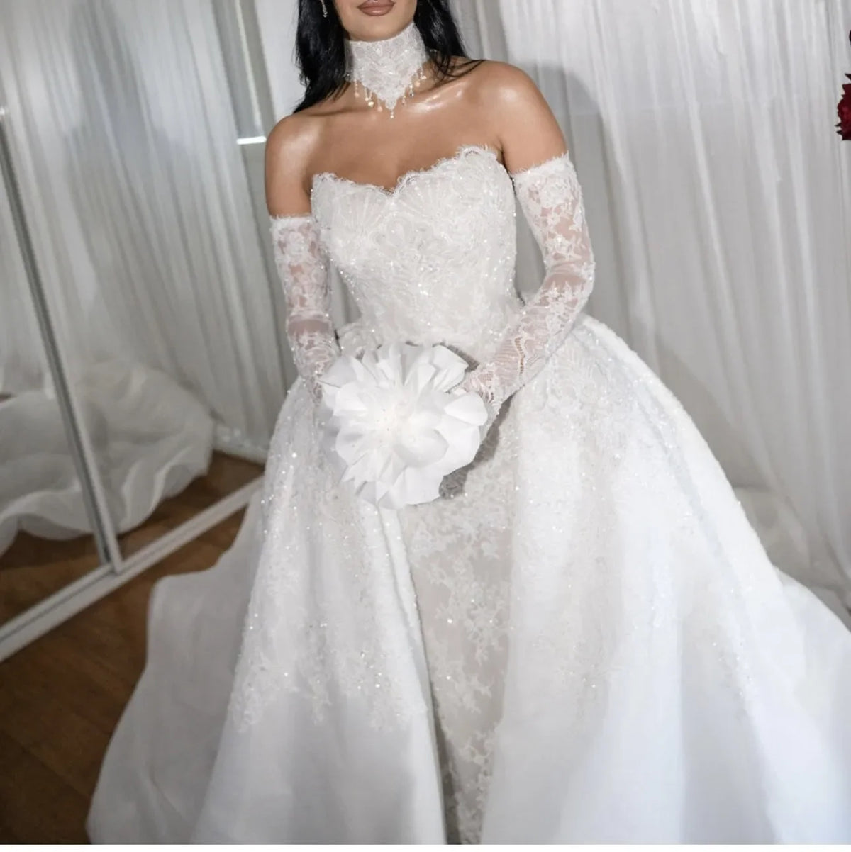Robe de mariée sirène en dentelle à paillettes – CLEVI Paris