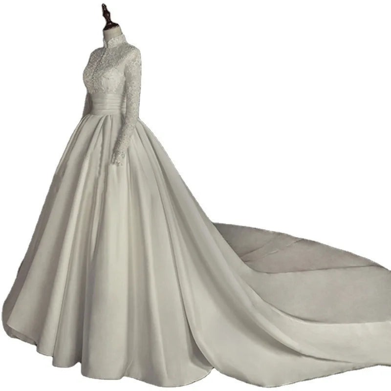 Robe de mariée satinée en dentelle brodée - CLEVI Paris