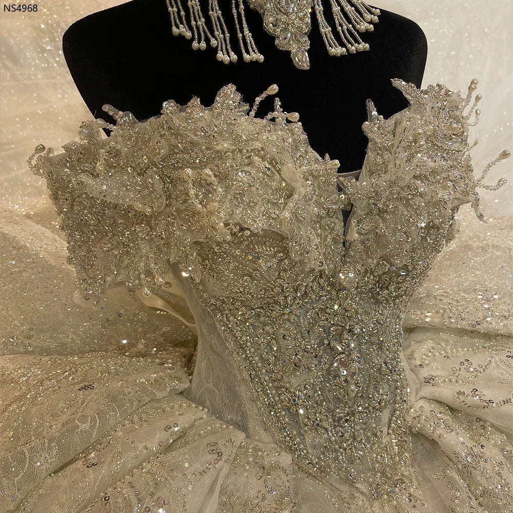 Robe de mariée fleurie à manches courtes – CLEVI Paris