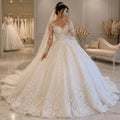 Robe de mariée satinée en dentelle – CLEVI Paris