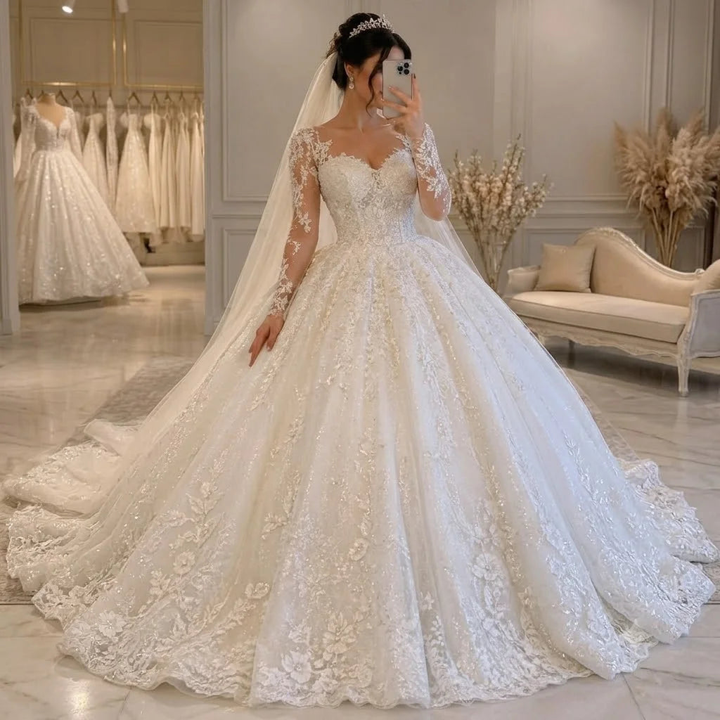 Robe de mariée satinée en dentelle – CLEVI Paris