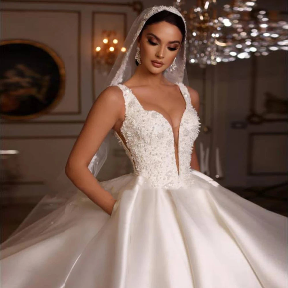 Robe de mariée princesse en satin à bretelles fines – CLEVI Paris