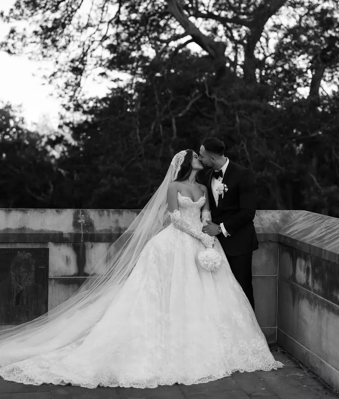 Robe de mariée ligne A en dentelle, perles et traîne – CLEVI Paris