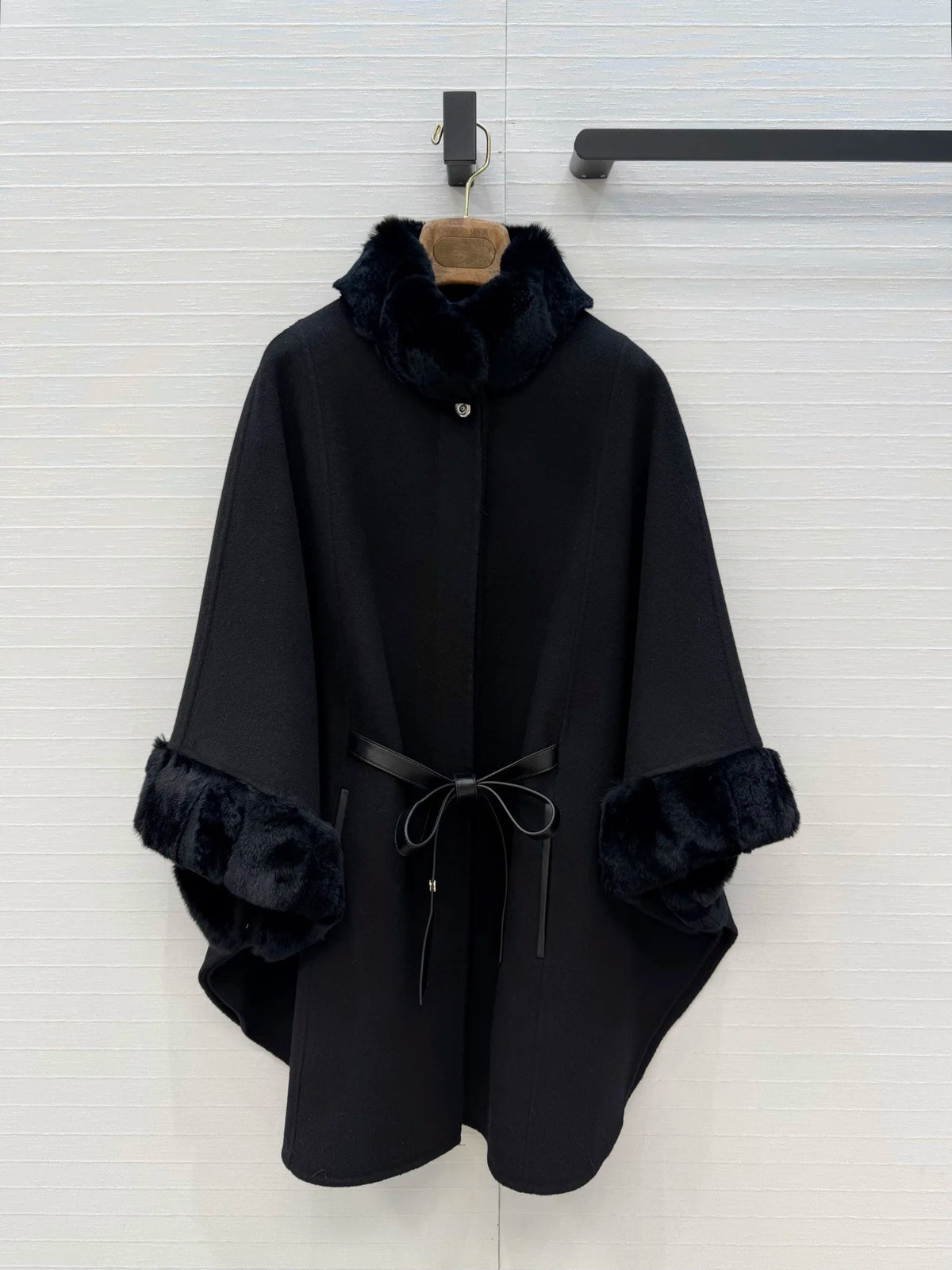 Manteau cape femme ceinturé à col fourrure – CLEVI Paris