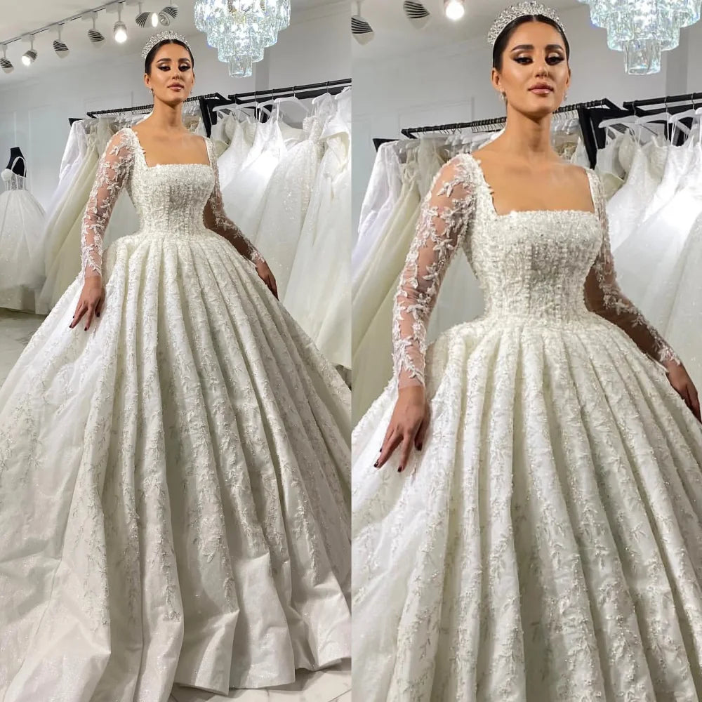 Robe de mariée satinée col carré – CLEVI Paris