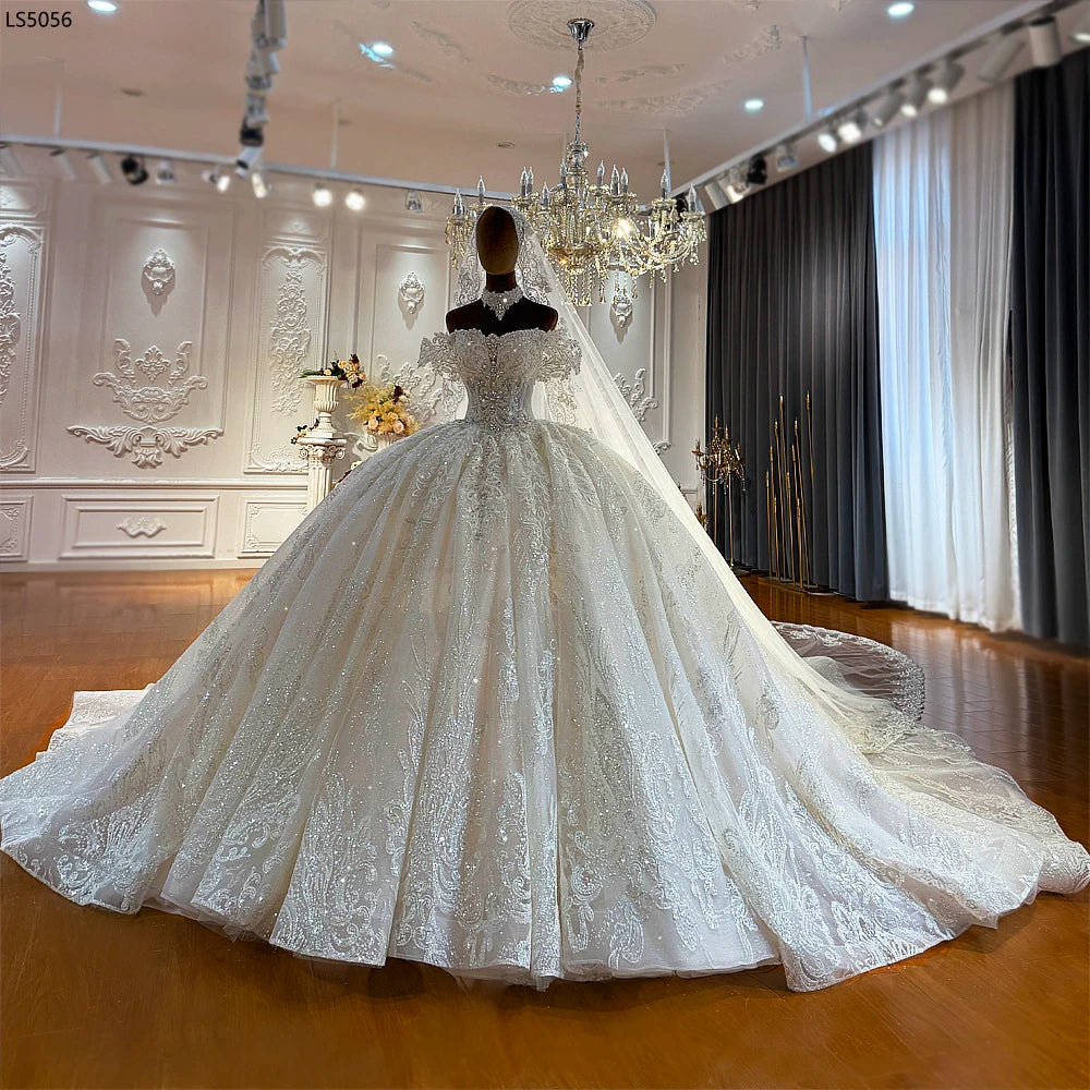 Robe de mariée fleurie col bateau – CLEVI Paris