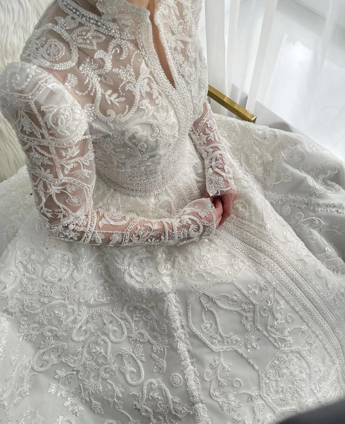 Robe de mariée en dentelle à col haut coupe A – CLEVI Paris