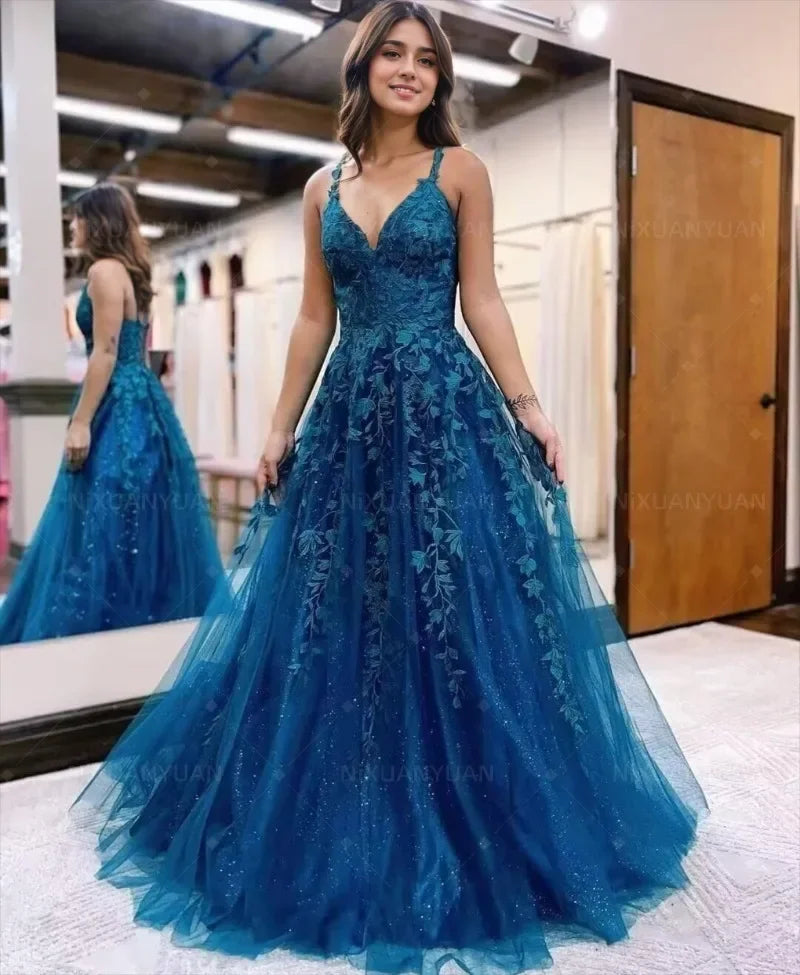 Robe de mariée en dentelle ligne A col V – CLEVI Paris