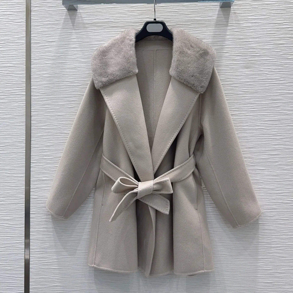Manteau femme mi-long ceinturé à grand col – CLEVI Paris